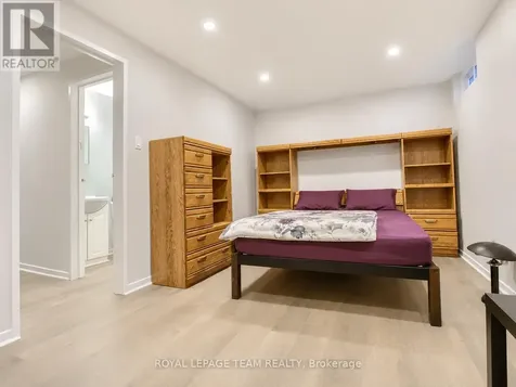 19 Mcclintock Way Ottawa ON K2L 2A3