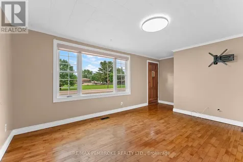 626 Stafford Street Laurentian Valley ON K8A 6T8