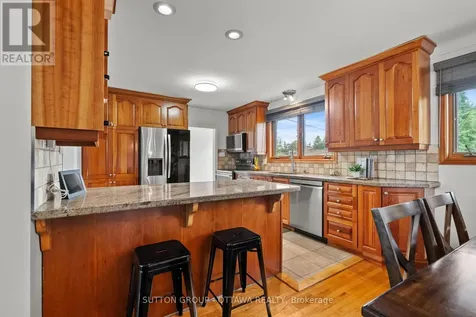 1166 Whitmore Avenue Ottawa ON K2C 2N8