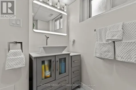 1166 Whitmore Avenue Ottawa ON K2C 2N8