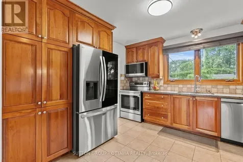 1166 Whitmore Avenue Ottawa ON K2C 2N8