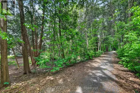 164 Mcclintock Way Ottawa ON K2L 2A4
