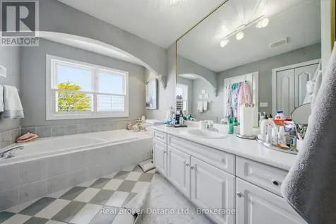 23 Edgewater Drive Hamilton (lakeshore) ON L8E 4Z2