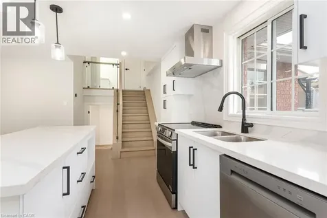 629 Settlersfield Court Waterloo ON N2T 2K6