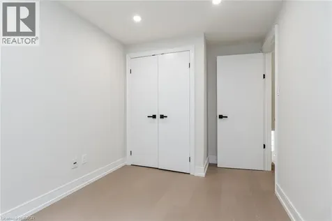 629 Settlersfield Court Waterloo ON N2T 2K6