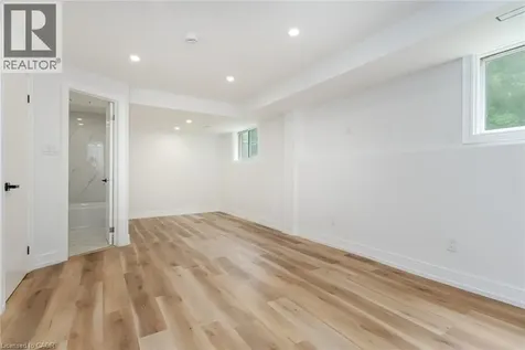629 Settlersfield Court Waterloo ON N2T 2K6