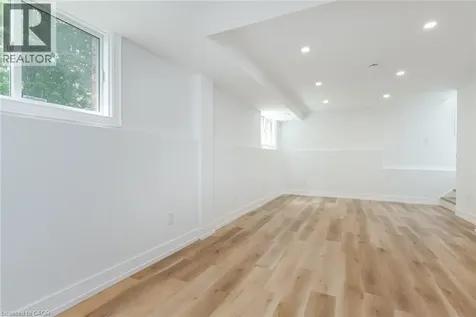 629 Settlersfield Court Waterloo ON N2T 2K6