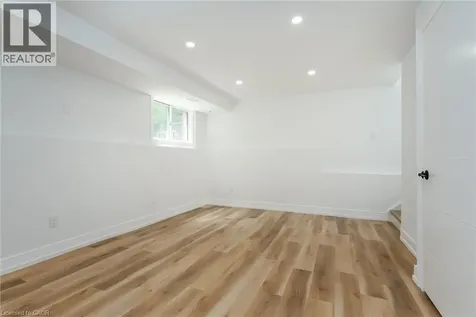 629 Settlersfield Court Waterloo ON N2T 2K6