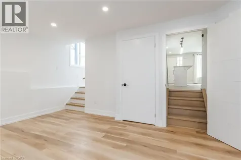 629 Settlersfield Court Waterloo ON N2T 2K6