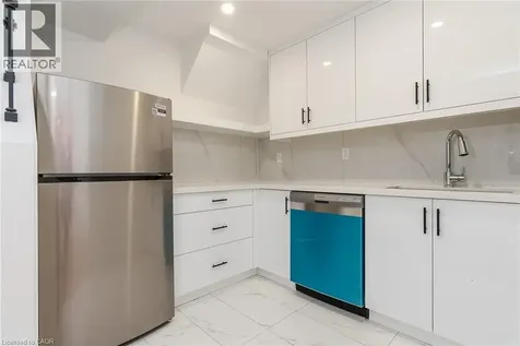 629 Settlersfield Court Waterloo ON N2T 2K6