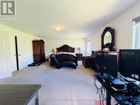 9224 White Oak Avenue Niagara Falls (lyons Creek) ON L2G 3P6