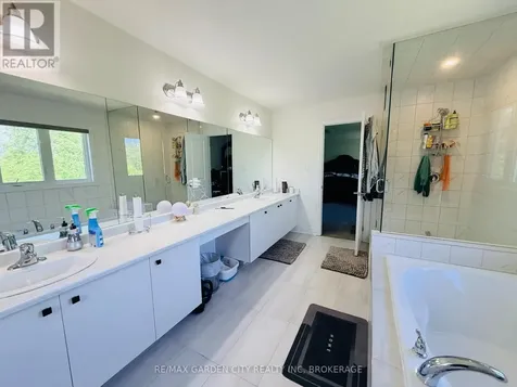 9224 White Oak Avenue Niagara Falls (lyons Creek) ON L2G 3P6