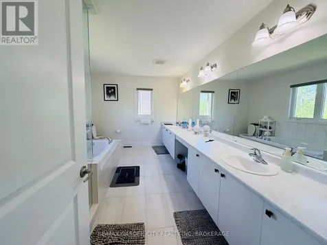 9224 White Oak Avenue Niagara Falls (lyons Creek) ON L2G 3P6