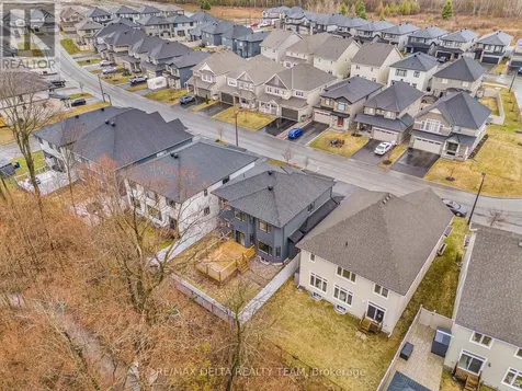 39 Angel Heights Ottawa ON K2S 2N2
