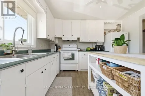 615 Lorne Street Laurentian Valley ON K8A 6T3