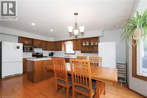 17 Ristau Crescent Kitchener ON N2E 3A7