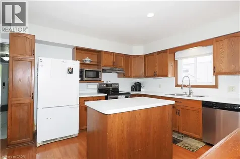17 Ristau Crescent Kitchener ON N2E 3A7