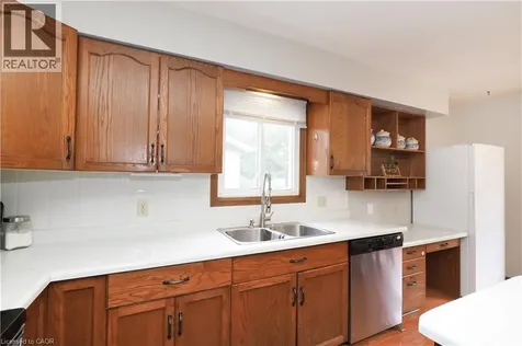 17 Ristau Crescent Kitchener ON N2E 3A7
