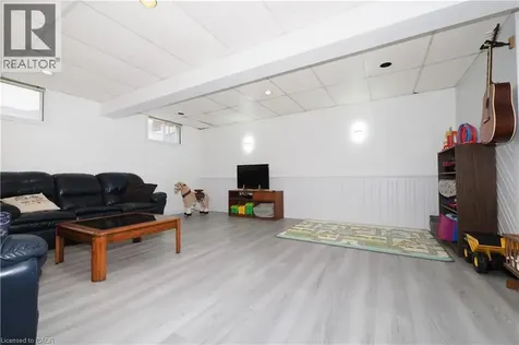 17 Ristau Crescent Kitchener ON N2E 3A7