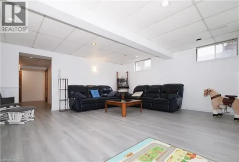 17 Ristau Crescent Kitchener ON N2E 3A7