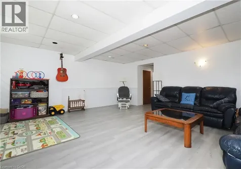 17 Ristau Crescent Kitchener ON N2E 3A7