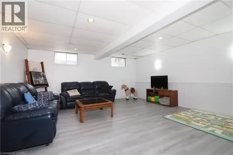 17 Ristau Crescent Kitchener ON N2E 3A7