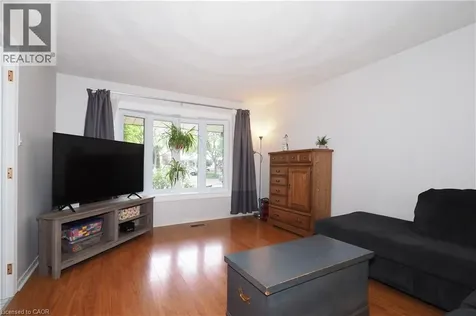 17 Ristau Crescent Kitchener ON N2E 3A7