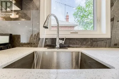 351 Maurice Drive Oakville (co Central) ON L6K 2X4