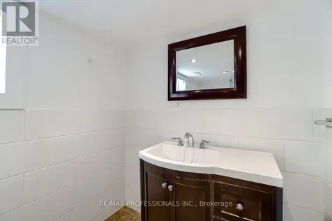 351 Maurice Drive Oakville (co Central) ON L6K 2X4