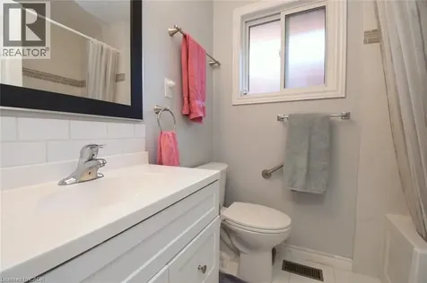 185 Rosslyn Avenue North Hamilton ON L8L 7P8