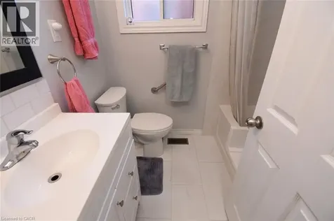 185 Rosslyn Avenue North Hamilton ON L8L 7P8
