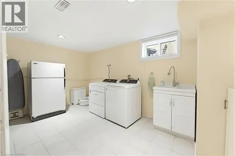 28 Ridgewood Drive Brantford ON N3R 1A3