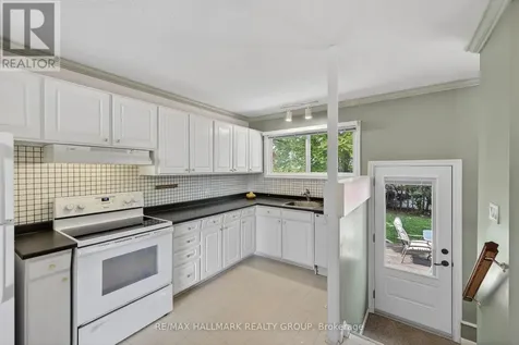 53 Farlane Boulevard Ottawa ON K2E 5H3