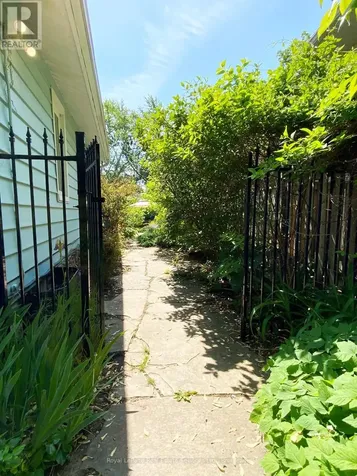 2028 Marine Drive Oakville (br Bronte) ON L6L 1B4