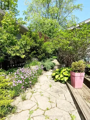 2028 Marine Drive Oakville (br Bronte) ON L6L 1B4