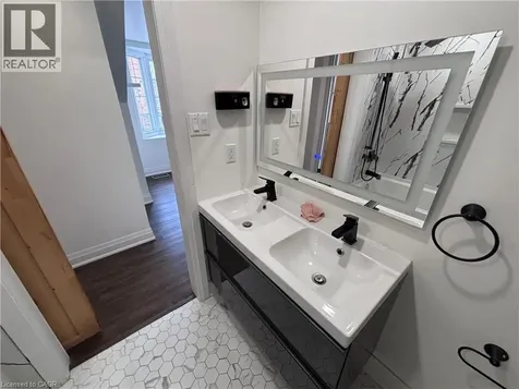 122 Queensdale Avenue East Hamilton ON L9A 1K3