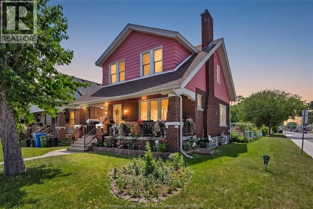 1407 Hall Windsor ON N8X 4R5