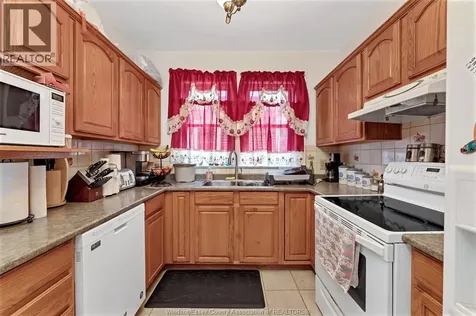 1407 Hall Windsor ON N8X 4R5