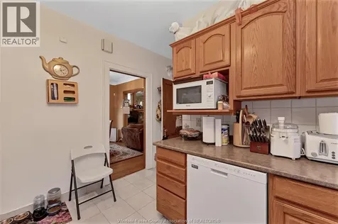 1407 Hall Windsor ON N8X 4R5