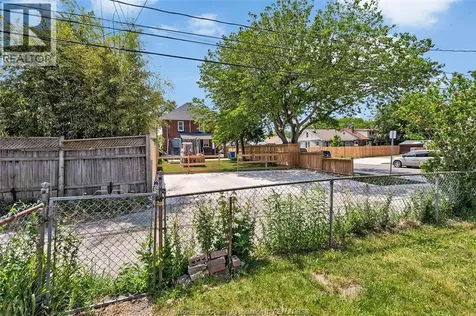 1407 Hall Windsor ON N8X 4R5