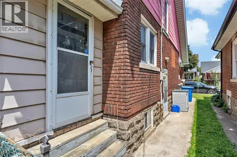 1407 Hall Windsor ON N8X 4R5