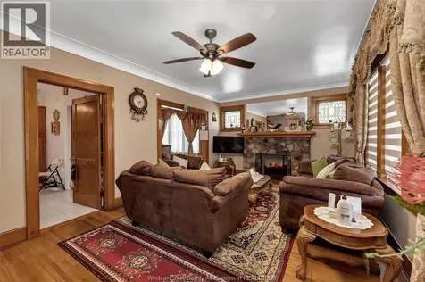 1407 Hall Windsor ON N8X 4R5