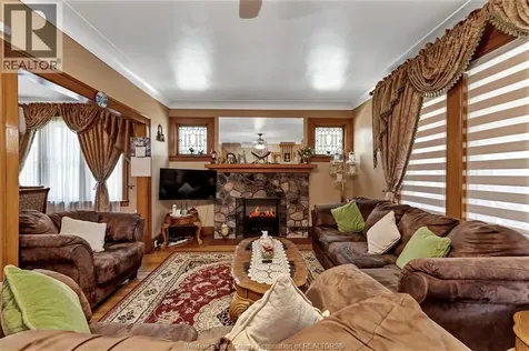 1407 Hall Windsor ON N8X 4R5