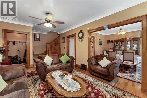 1407 Hall Windsor ON N8X 4R5
