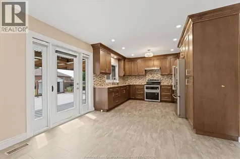 18 Elizabeth Crescent Leamington ON N8H 4Y1