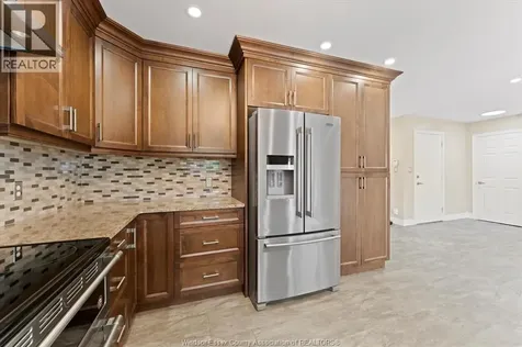 18 Elizabeth Crescent Leamington ON N8H 4Y1