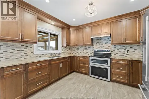 18 Elizabeth Crescent Leamington ON N8H 4Y1