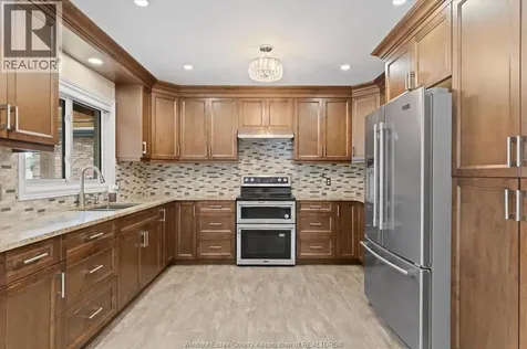 18 Elizabeth Crescent Leamington ON N8H 4Y1
