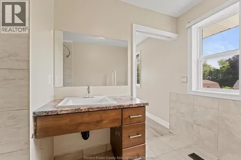 18 Elizabeth Crescent Leamington ON N8H 4Y1