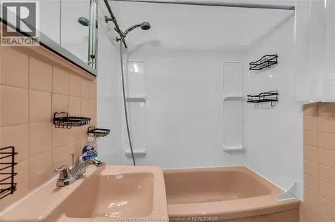 383 Mcewan Windsor ON N9B 2E5